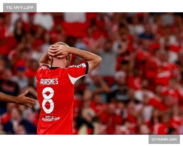 利物浦边锋频繁插入禁区 但防守回撤不足致边路空当暴露